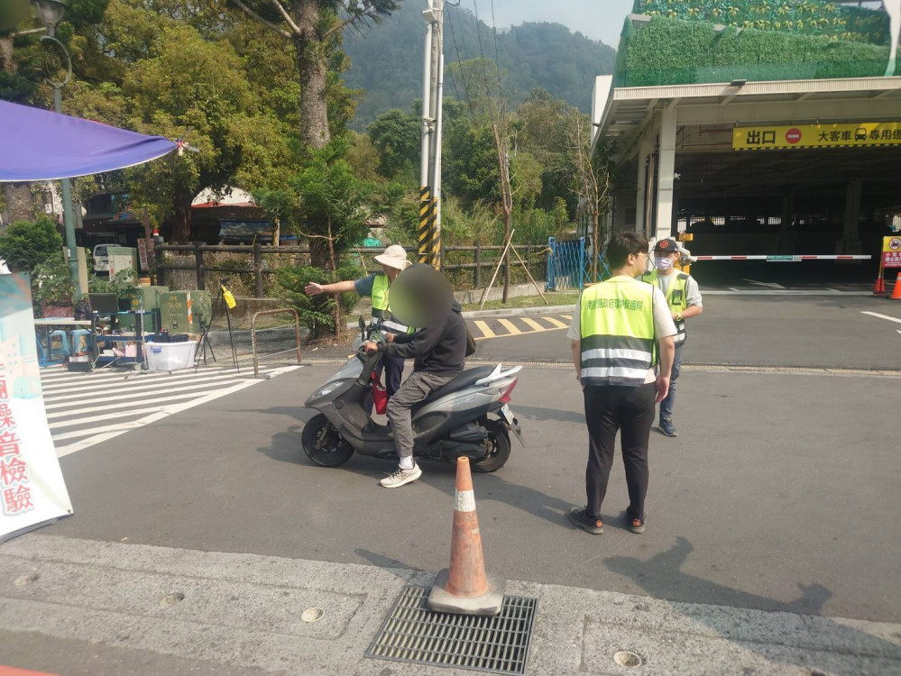 集集警與環保局突擊台21甲線 聯合攔查改裝噪音車