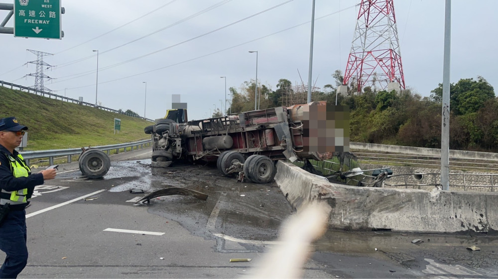 曳引車闖紅燈碰撞釀翻覆  岡山警迅速排除恢復通行