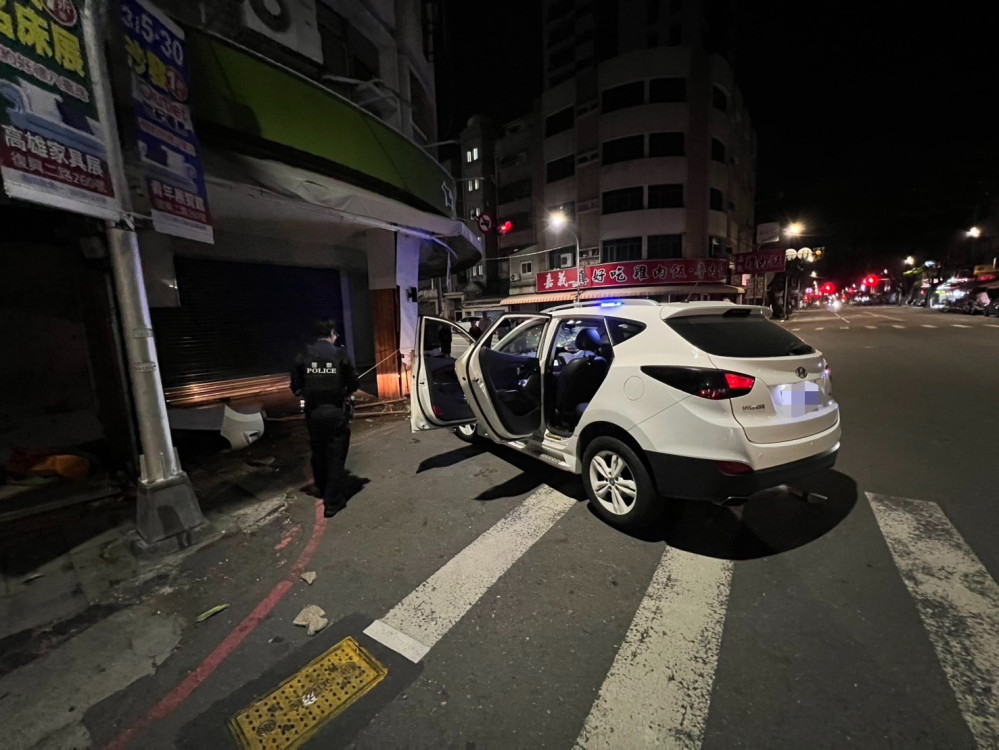 又是毒駕！男操控不慎自撞  苓雅警意外揪出毒駕與無照