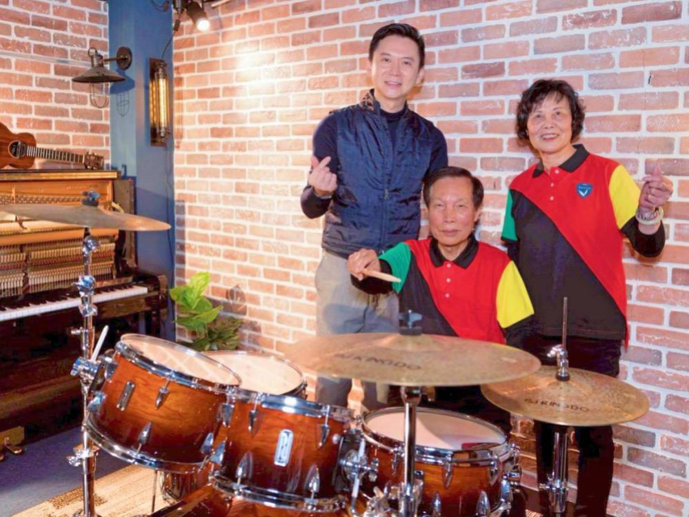 竹北長青學苑首辦爵士鼓班　鄭朝方市長號召「搖滾爺奶」組不老樂團