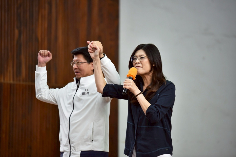 藍營台南新春團拜展現凝聚力！鄭麗文看好「黃金交叉」 謝龍介祭百億育兒紅包