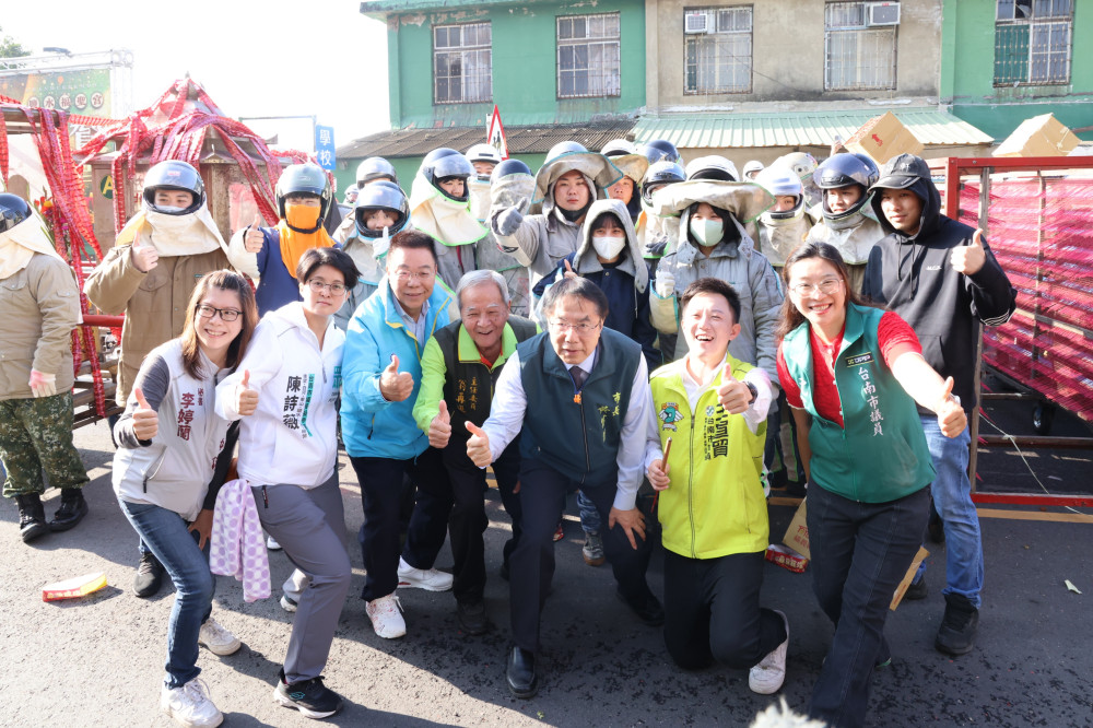 馬到成功馬年行大運！黃偉哲主持鹽水蜂炮開幕 提醒配戴全裝備安全鬧元宵