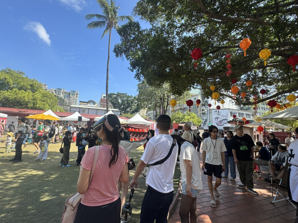 2026台南旅遊熱度不墜！228假期老街商圈破93萬人 12米巨型水豚氣偶成焦點