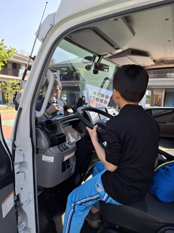 麻豆監理站行動監理車進左鎮國小，提升學童交通安全