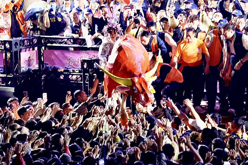 科技與傳統交織！正統鹿耳門聖母廟元宵盛事 黃偉哲現身祈願馬年行大運