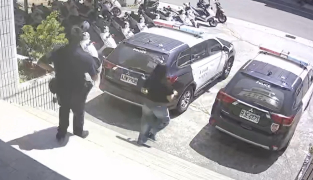 3歲女童翻白眼命懸一線  鳳山忠孝所員警鳴笛開道救命