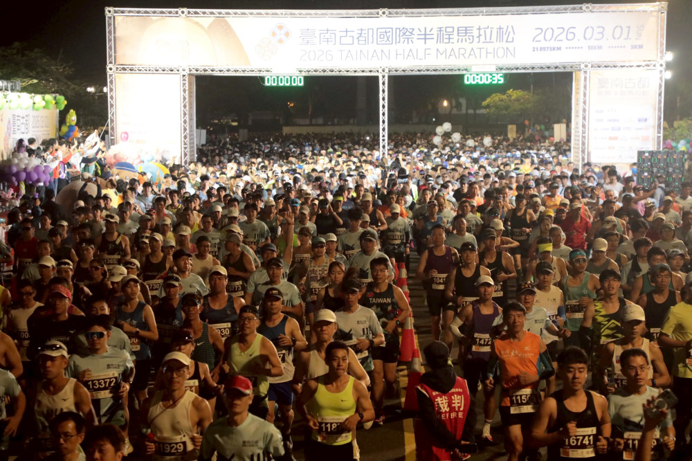 穿越時空的馬拉松！2026 台南古都半馬吸引 36 國跑者 黃偉哲與萬人共迎晨曦