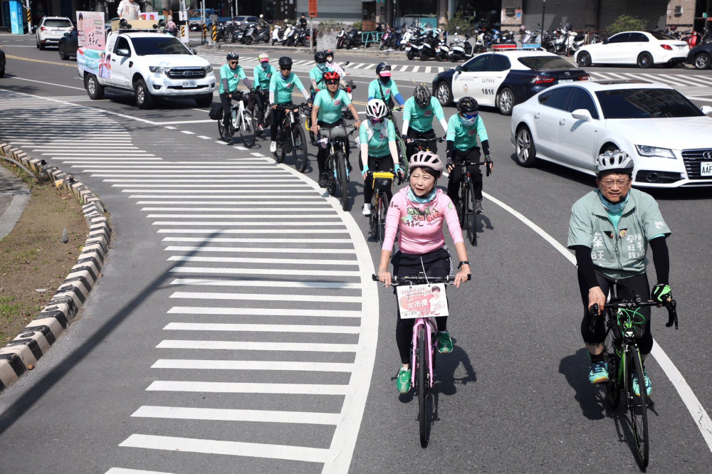 東區「四搶二」激戰倒數！陳亭妃陪同蔡旺詮鐵馬掃街 訴求不屈不撓「鐵馬精神」