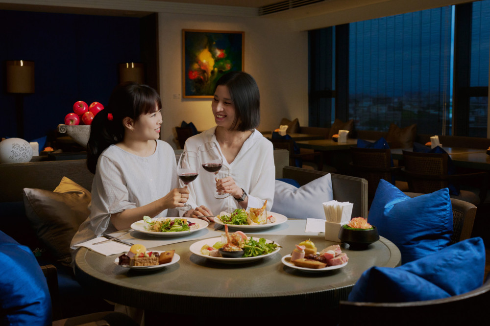 台南晶英攜手和通基金會，書苑展出 220 公分經典詩文畫作