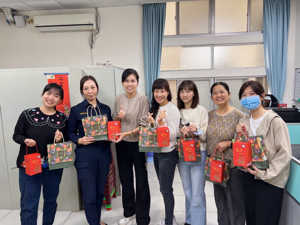 寵愛自己做女王！南市婦幼警隊慶三八婦女節 贈「皇后巧克力」致敬女性同仁