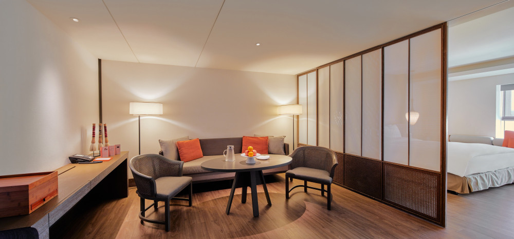 台南晶英攜手和通基金會，書苑展出 220 公分經典詩文畫作