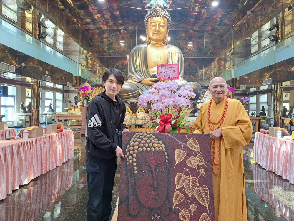 自閉症畫家魏廷亘感恩釋宗道法師栽培　巨幅「佛陀與菩提」獻三峽普賢寺