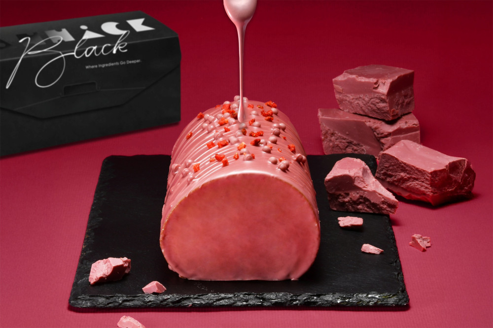 亞尼克母親節「紅寶石巧克力脆皮生乳捲」奢華登場 