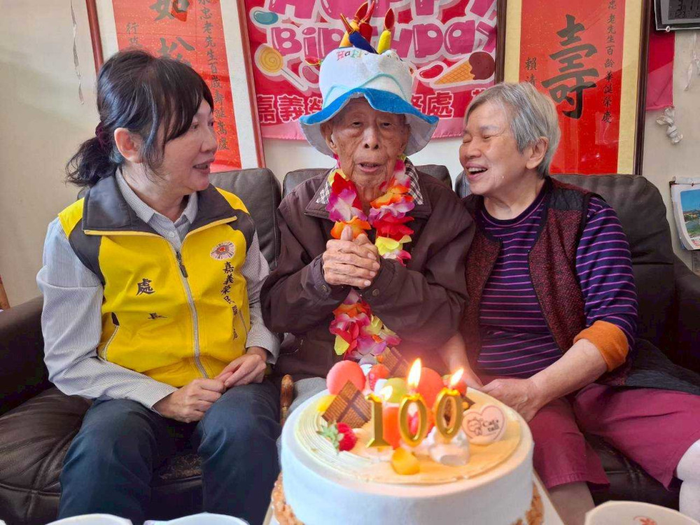 百歲榮民何伯伯紀壽 嘉義榮服處歡欣慶生