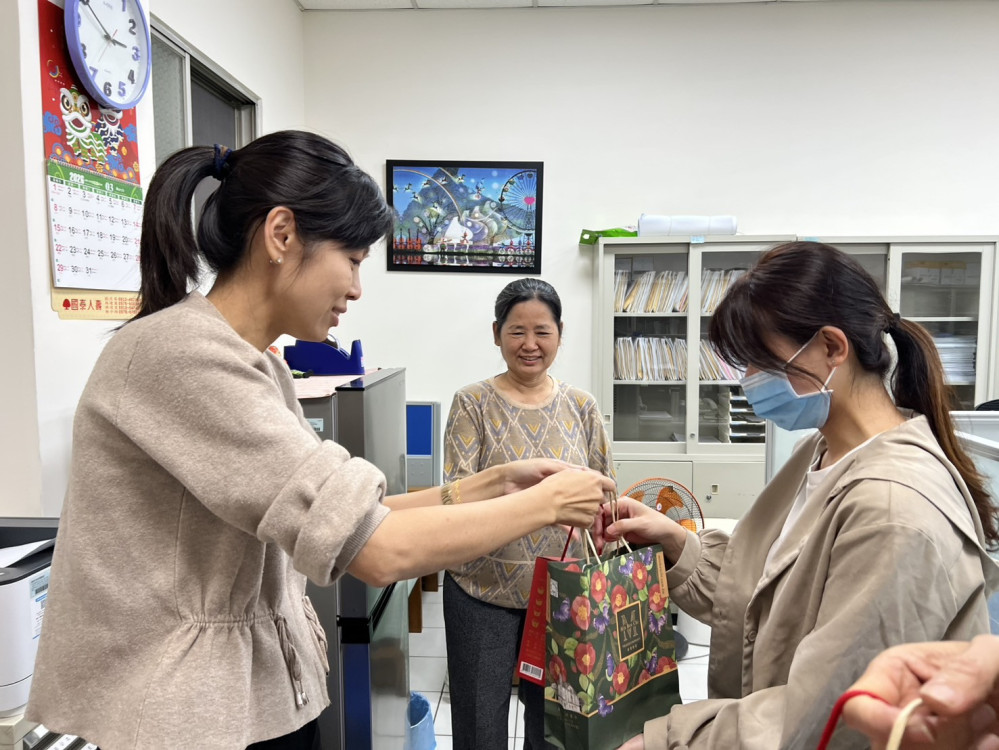 寵愛自己做女王！南市婦幼警隊慶三八婦女節 贈「皇后巧克力」致敬女性同仁