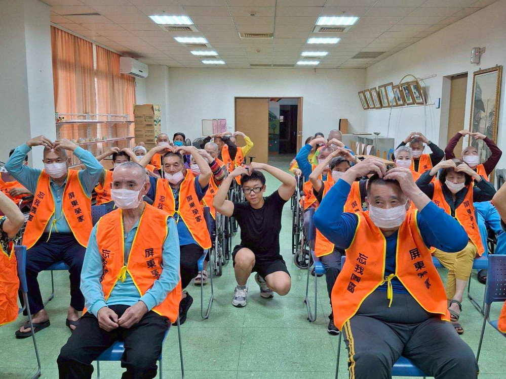 屏東榮家青銀共融健康同行 樂齡住民展笑顏