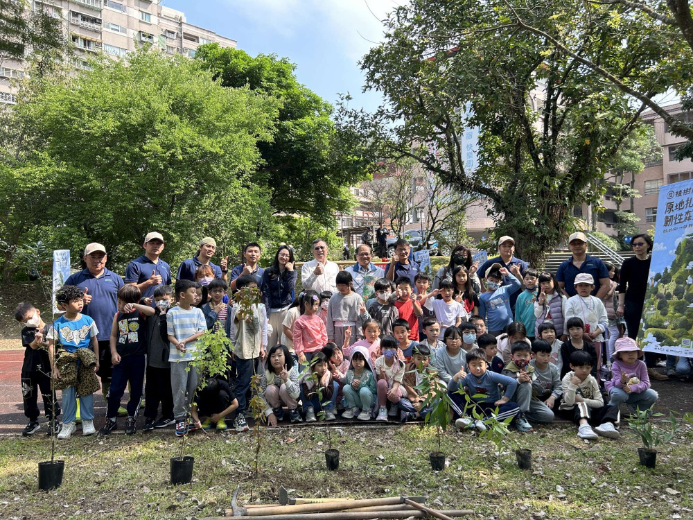 原地扎根、韌性森活　林保新竹分署攜青潭國小植樹扎根生態保育