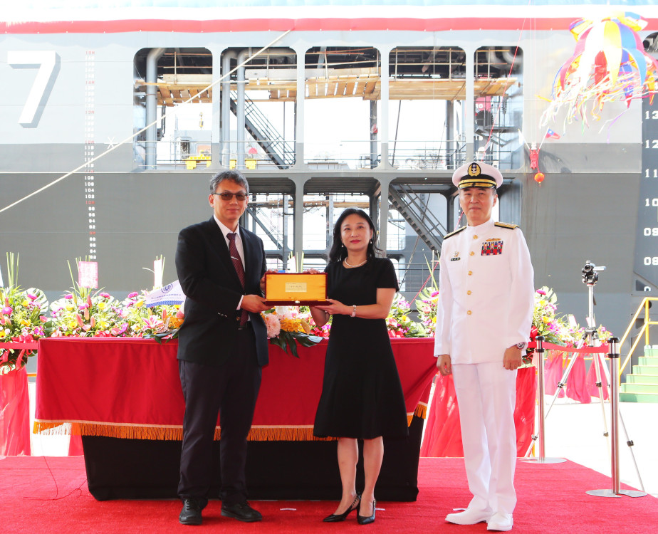 台船打造海軍新浮塢今下水　強化艦艇維修能量