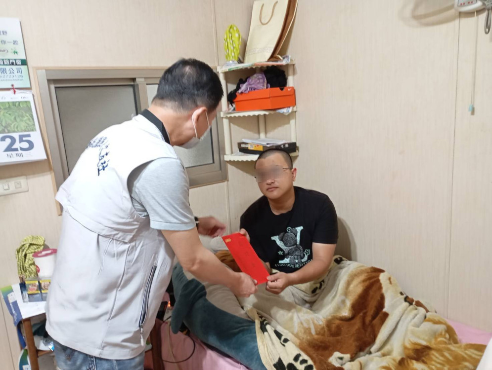 南市軍人服務站慰問陸軍車禍住院士兵