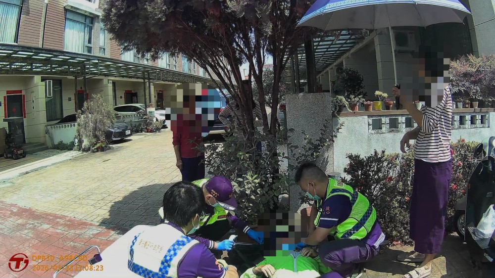 老翁騎車不慎跌倒  暖警「撐傘遞水」溫情陪伴獲讚