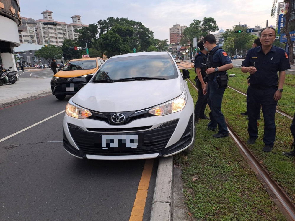 右轉失誤釀禍！苓雅男誤入輕軌路線遭開罰