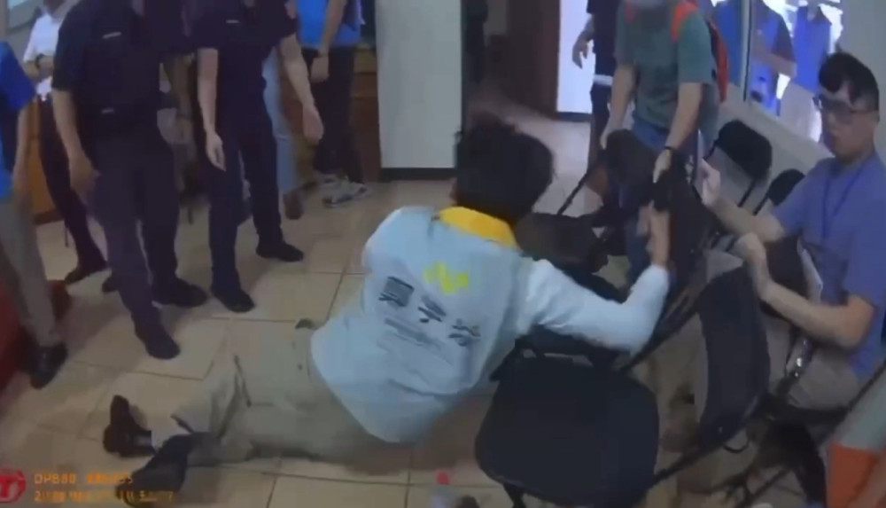 夾縫中維安 南投警依法圈圍柔性阻擋暴力衝撞