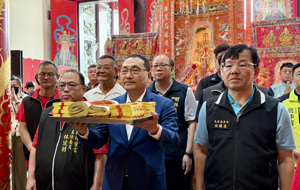 新北迎玄天上帝聖誕　侯友宜參香遶境祈福保平安