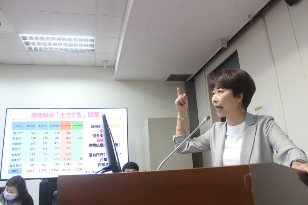 力抗雙重危機！立法委員陳亭妃立院質詢「兩亂」 怒批塑膠袋漲價、土方去化困難