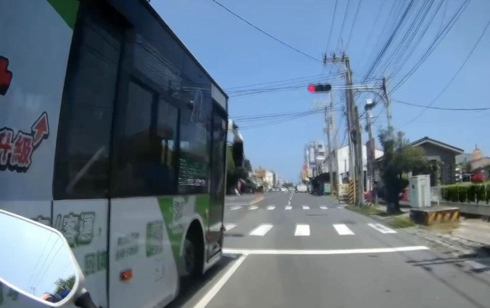 男子追公車追到崩潰  岡山警化身導航成功奪回失物