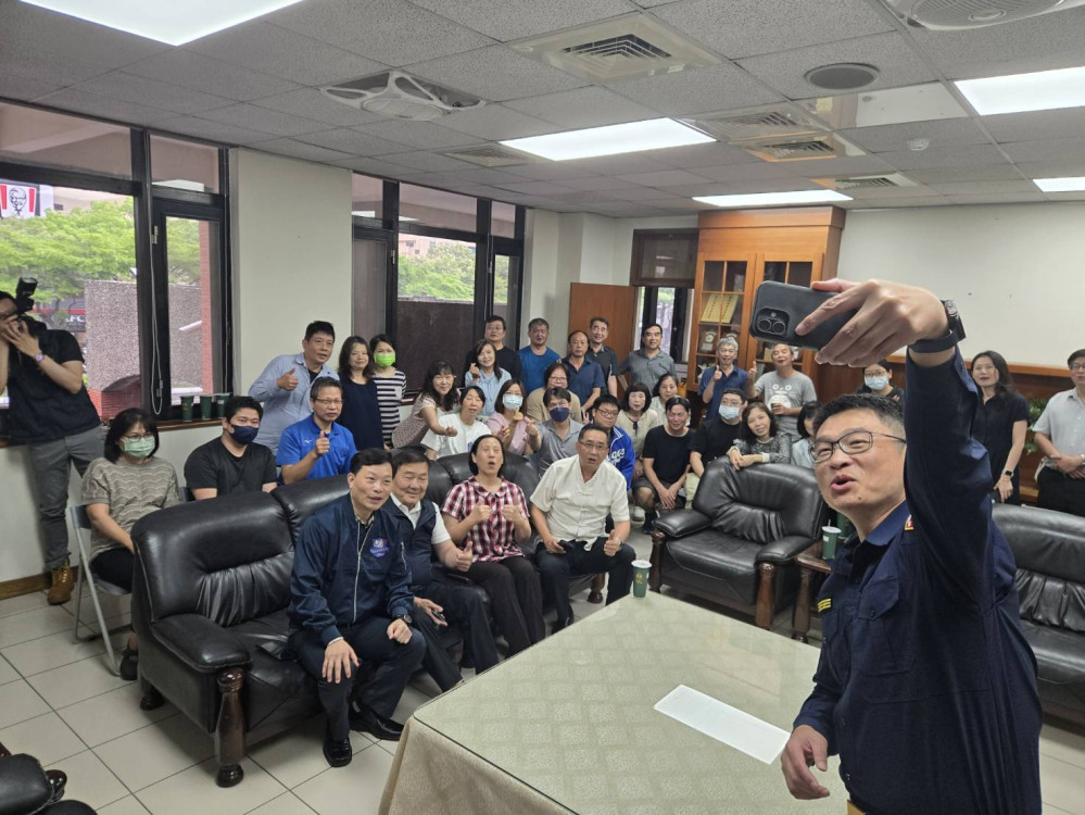 五一驚喜、暖心感動　竹縣警開箱「神秘局長室」音樂紅包慰勉幕後英雄