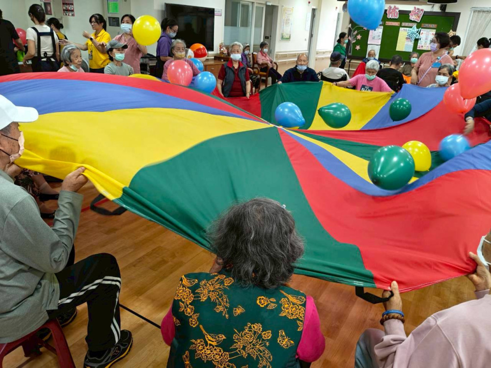 臺南榮家結合音樂×氣球傘 點亮樂智長輩生活