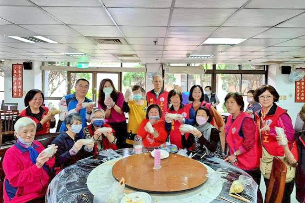 春日好食光、懷舊又暖心　八德榮家住民長同樂共享自製應景美食潤餅