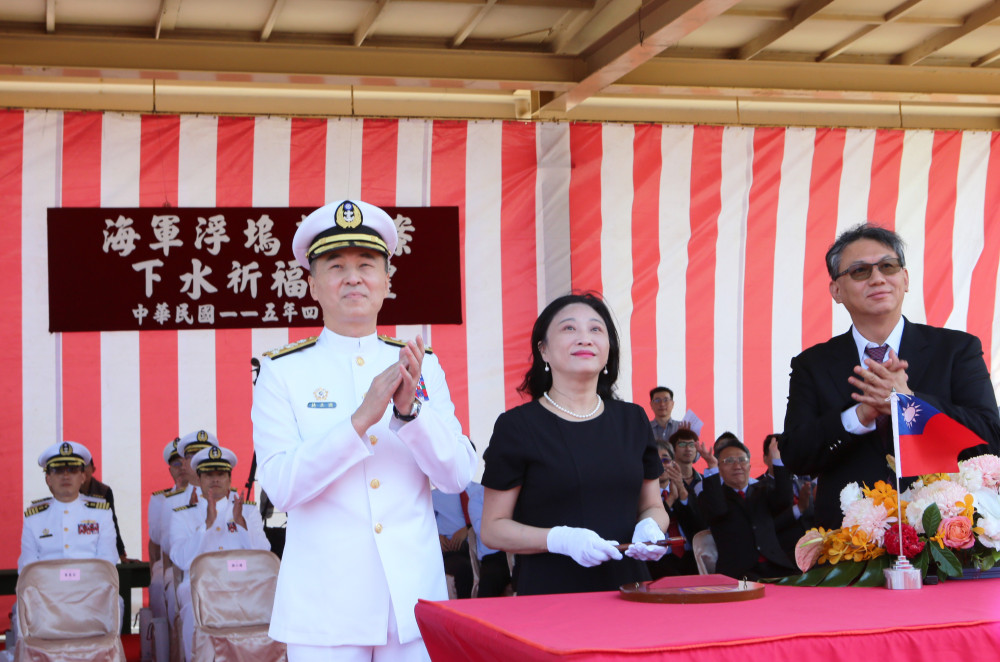 台船打造海軍新浮塢今下水　強化艦艇維修能量