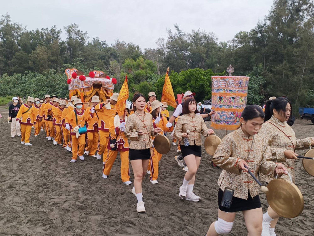 安平迎媽祖遶境登場 40頂神轎齊聚人神共賞歌仔戲