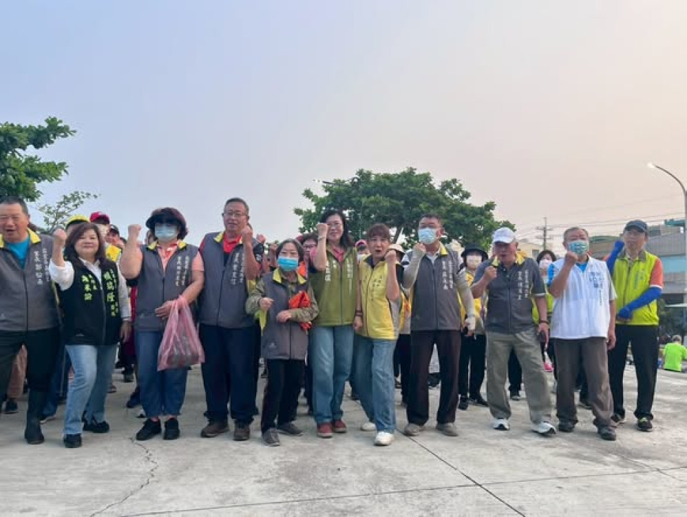 茄萣海岸大變身！賴美娥區長領軍 15里里民、志工淨灘行動 守護海洋環境