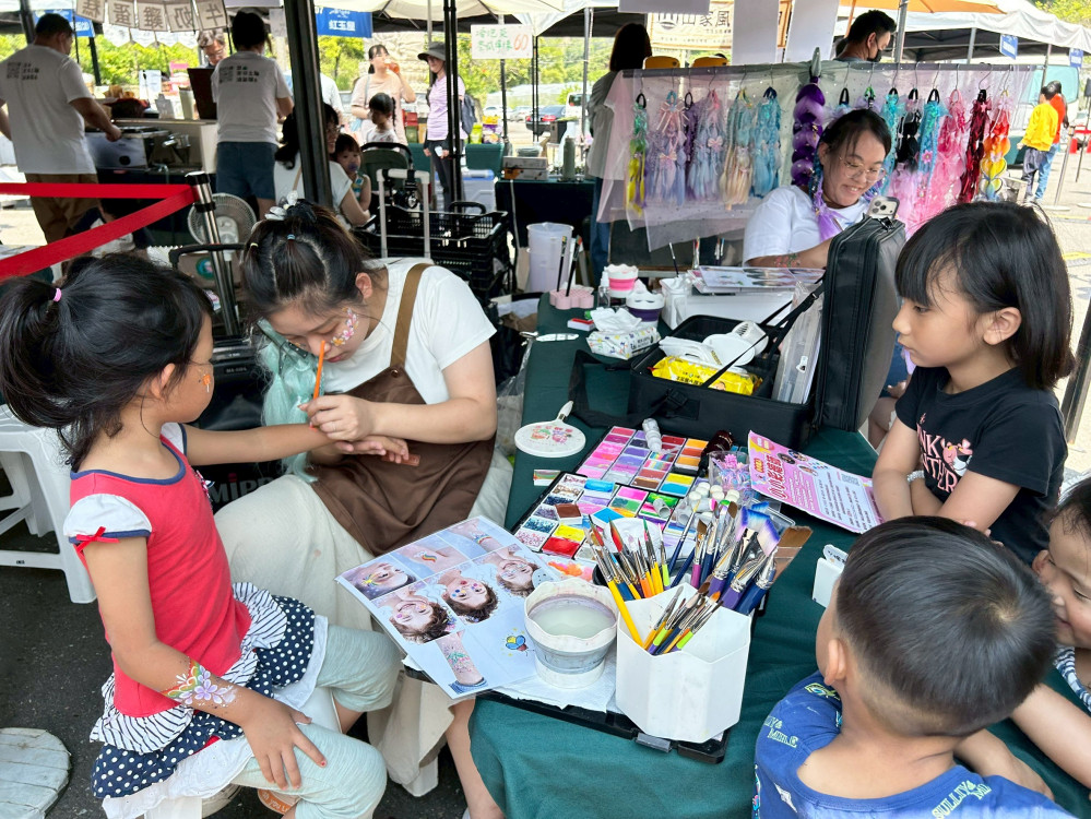 「2026螢光花泉季」龜丹盛大開幕，賞花泡湯賞螢一次滿足