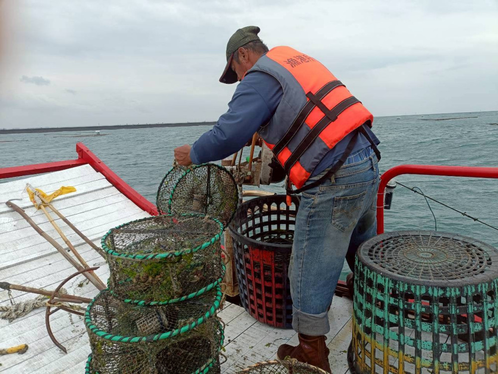 臺南假日不打烊 取締海域非法漁業扣留漁具招領