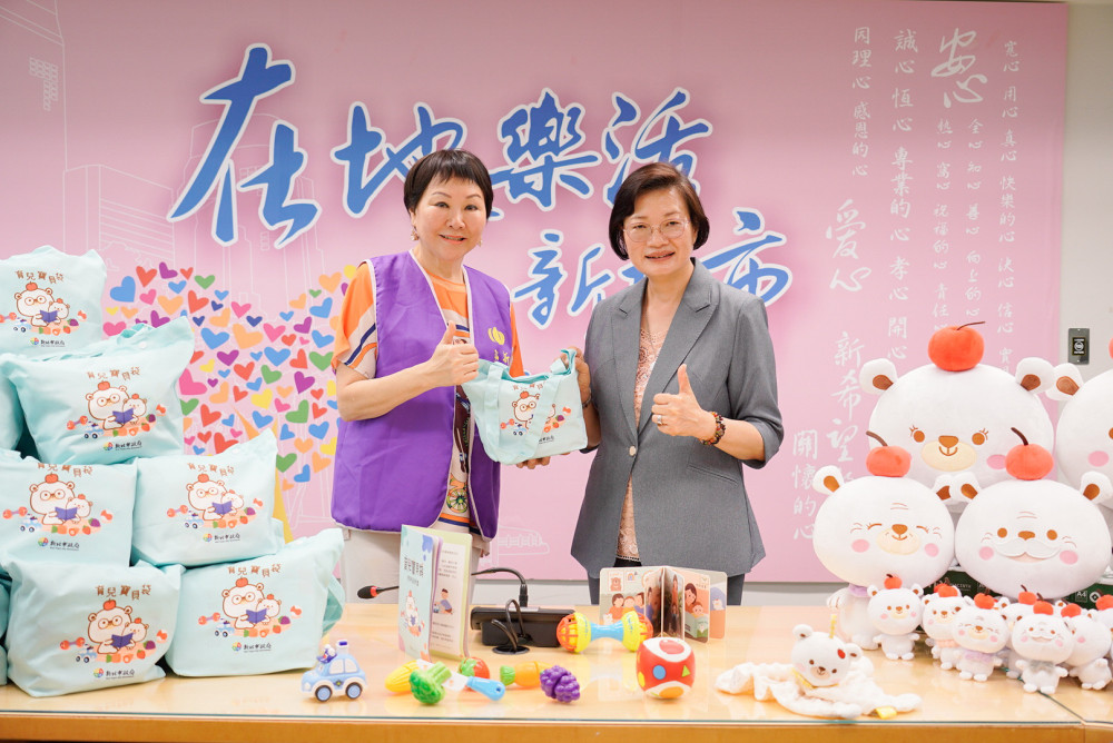 新北市弘揚孝道促進會響應愛小孩行動計畫　捐贈育兒寶貝袋陪伴新生兒「平安熊大漢」