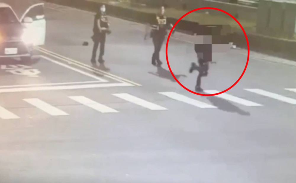思鄉變失控？外籍男深夜攻擊前鎮警車　現場如警匪片上演
