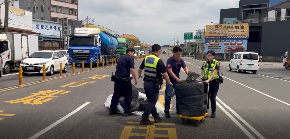 驚險！廢橡膠圈攻占快車道 湖內警火速移除守護用路人