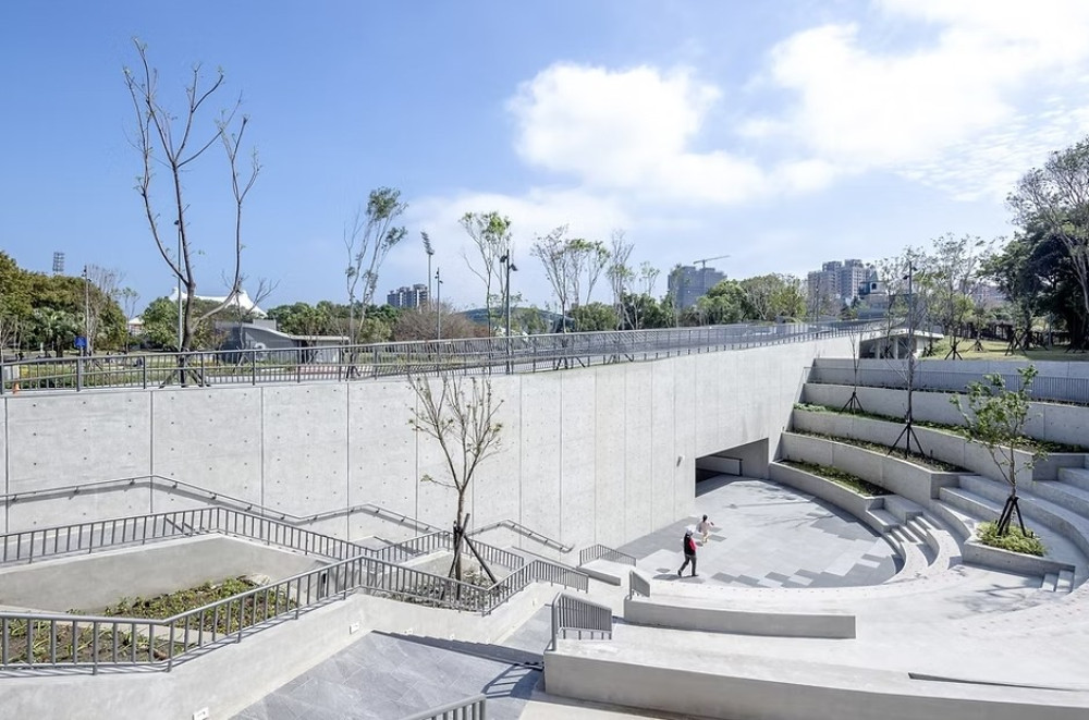 新莊運動公園下沉式廣場非供運動使用　交通局：破損部分已修復、將持續加強宣導