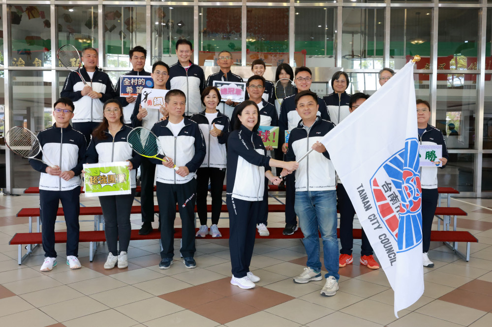 臺南市議會軟網代表隊授旗，邱莉莉勉勵再創輝煌