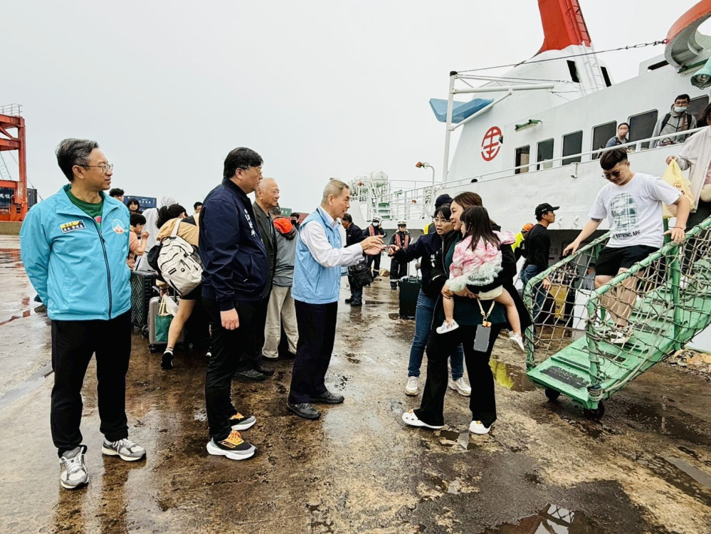 金門清明臺金專船 搭載282位鄉親返鄉