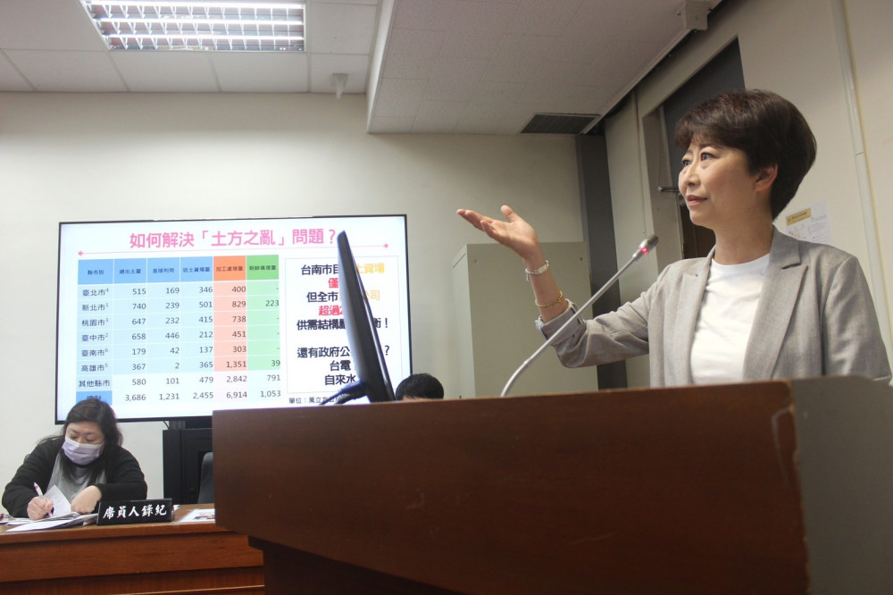 力抗雙重危機！立法委員陳亭妃立院質詢「兩亂」 怒批塑膠袋漲價、土方去化困難