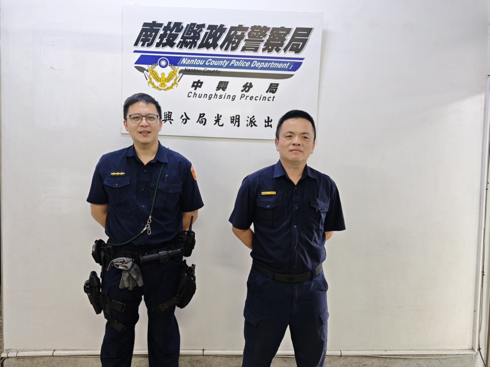 老翁騎車不慎跌倒  暖警「撐傘遞水」溫情陪伴獲讚