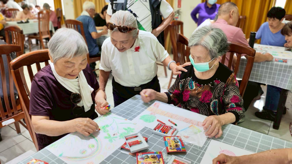 黃金奶奶黃美玉彰化榮家授課 以畫筆串起長輩生命故事