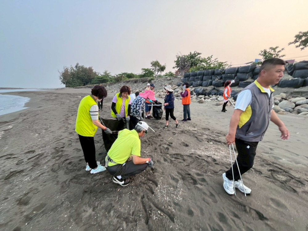 茄萣海岸大變身！賴美娥區長領軍 15里里民、志工淨灘行動 守護海洋環境