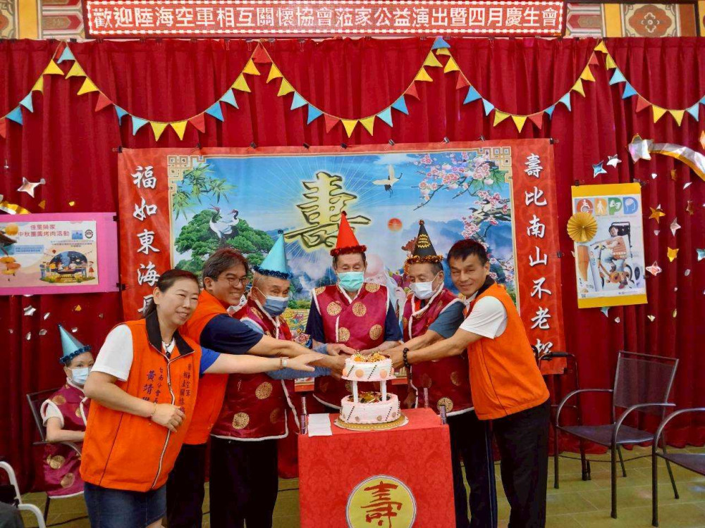佳里榮家感謝陸海空軍協會 歡喜4月壽星住民慶生