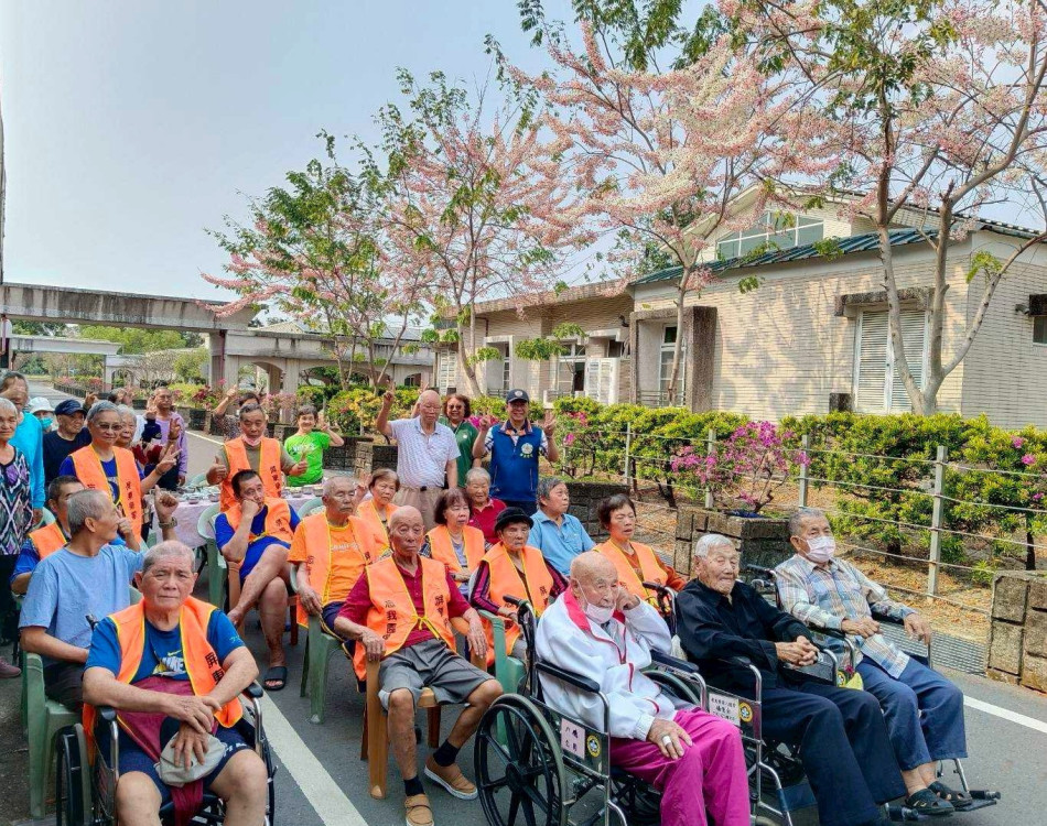 屏東榮家花旗木賞花 住民長輩分享幸福時光