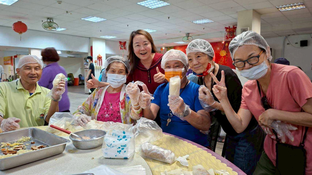 白河榮家清明包春捲 家主任與住民開心交流